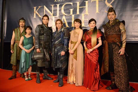 ミュージカル「ナイツ・テイル-騎士物語-」囲み取材より、左から大澄賢也、上白石萌音、井上芳雄、堂本光一、音月桂、島田歌穂、岸祐二。