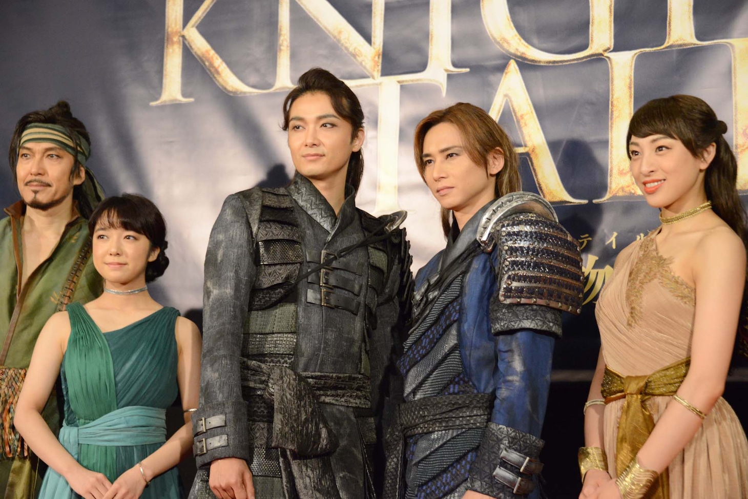 ミュージカル「ナイツ・テイル-騎士物語-」囲み取材より、左から大澄賢也、上白石萌音、井上芳雄、堂本光一、音月桂。