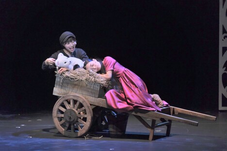 ダンス×人形劇「エリサと白鳥の王子たち」より。（撮影：三枝近志）