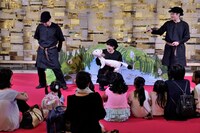 ダンス×人形劇「エリサと白鳥の王子たち」ロビーイベントより。（撮影：三枝近志）