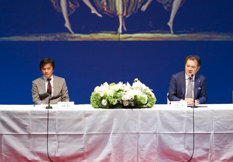 左から日本舞台芸術協会(NBS)専務理事の高橋典夫氏、特別協賛のコーセー執行役員宣伝部長 北川一也氏。(photo:Mizuho Hasegawa)