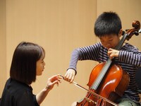 楽器体験の様子。