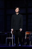 「山内惠介 東京・明治座 初座長公演」衣装付き公開舞台稽古より。