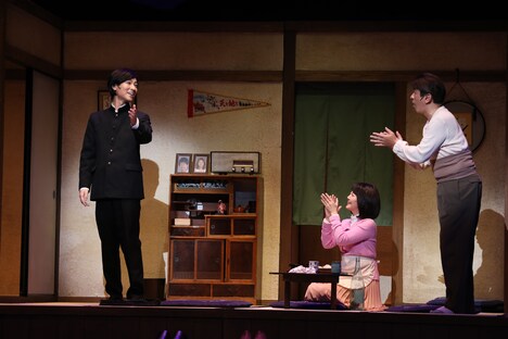 「山内惠介 東京・明治座 初座長公演」衣装付き公開舞台稽古より。