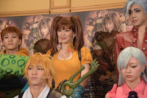 長谷川かすみ(中央)