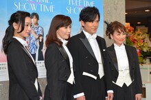 「FREE TIME, SHOW TIME『君の輝く夜に』」会見より。左から中島亜梨沙、安寿ミラ、稲垣吾郎、北村岳子。