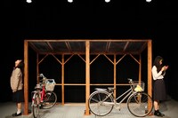 ロロが高校生に捧げるシリーズ いつだって可笑しいほど誰もが誰か愛し愛されて第三高等学校 vol.6「グッド・モーニング」より。（撮影：三上ナツコ）