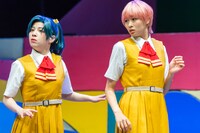 左から東理紗演じる宇留千絵、松田彩希演じる河川唯。