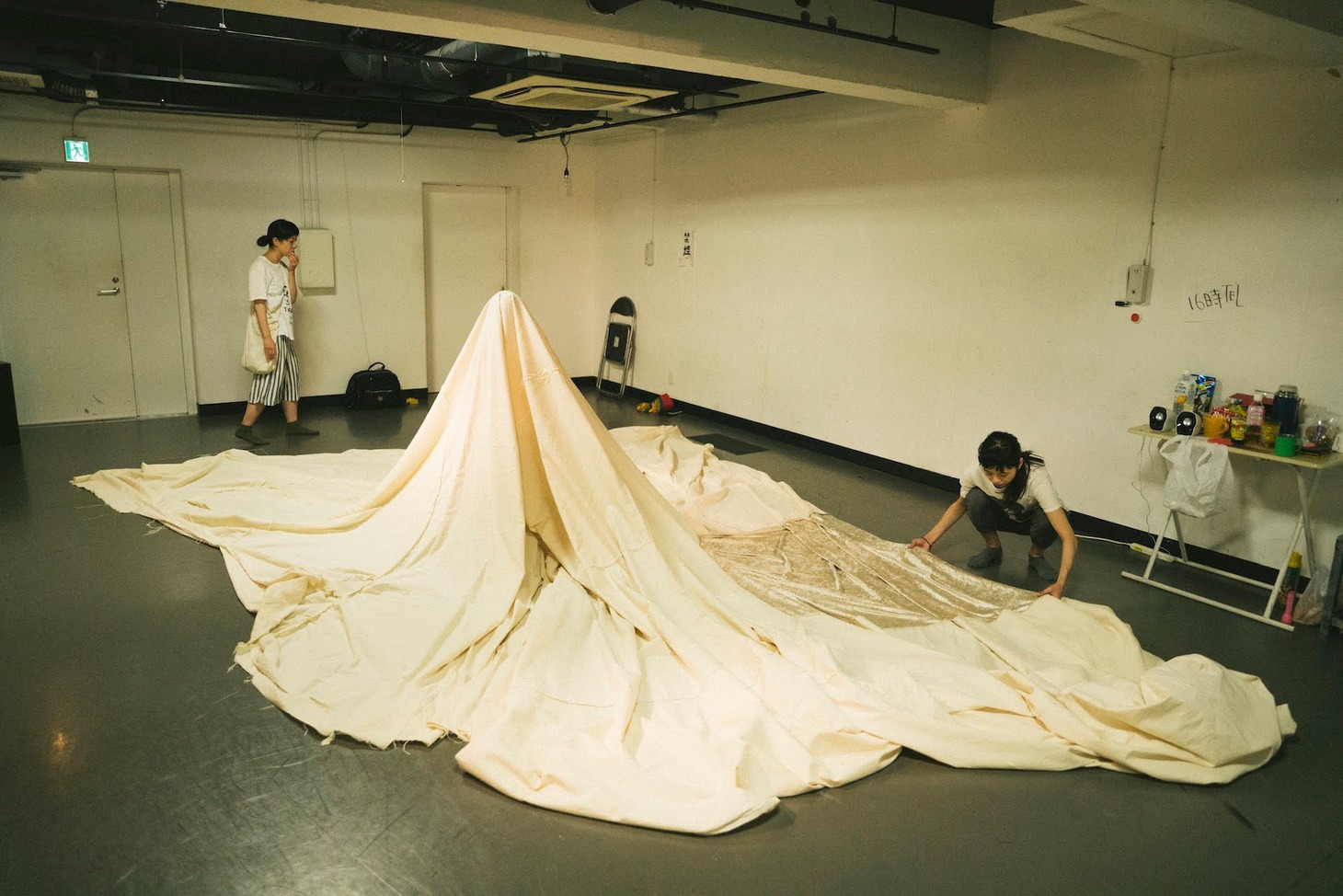 裏・贅沢貧乏「れんしゅう」より。（Photo by Kengo Kawatsura）
