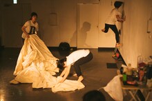 裏・贅沢貧乏「れんしゅう」より。（Photo by Kengo Kawatsura）