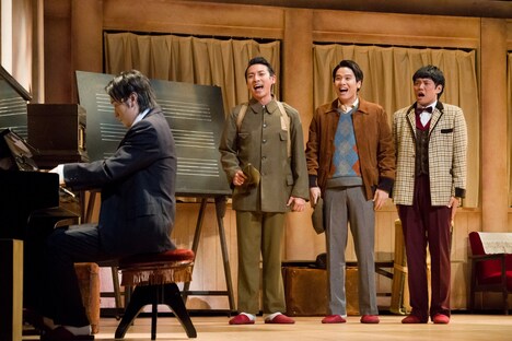 舞台「宝塚BOYS」より。（撮影：桜井隆幸）