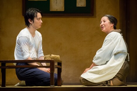 舞台「宝塚BOYS」より。（撮影：桜井隆幸）