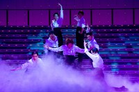 舞台「宝塚BOYS」より。（撮影：桜井隆幸）