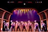 舞台「宝塚BOYS」より。（撮影：桜井隆幸）