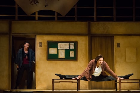 舞台「宝塚BOYS」より。（撮影：桜井隆幸）