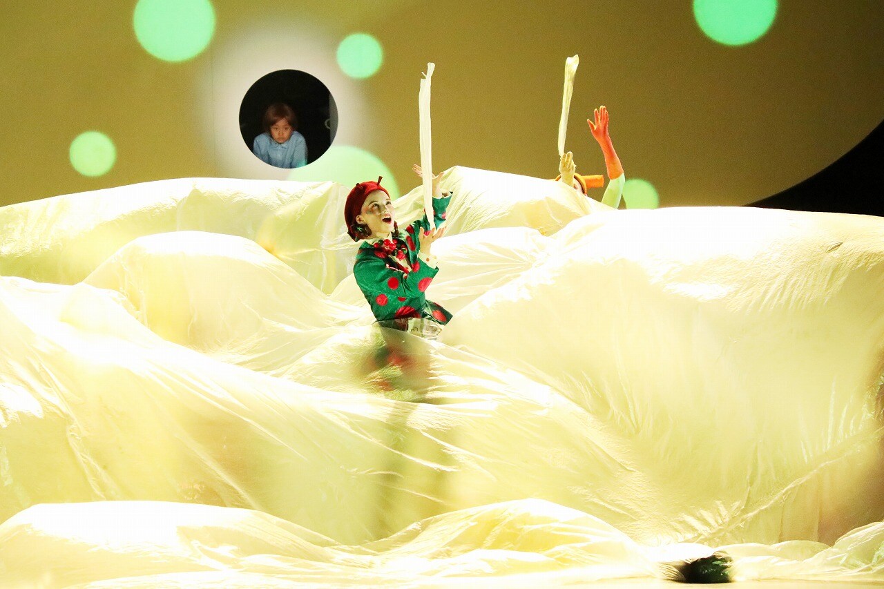 桃がどんどん大きく！スズキ拓朗のおどる童話「THE GIANT PEACH」開幕