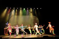 としまアート夏まつり2018 子どもに見せたい舞台vol.12 おどる童話「THE GIANT PEACH」より。（撮影：田中亜紀）