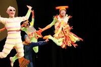 としまアート夏まつり2018 子どもに見せたい舞台vol.12 おどる童話「THE GIANT PEACH」より。（撮影：田中亜紀）