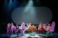 としまアート夏まつり2018 子どもに見せたい舞台vol.12 おどる童話「THE GIANT PEACH」より。（撮影：田中亜紀）