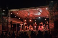 「深夜、誰の胸の中にも、高速が走っている」より。