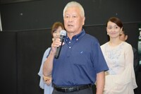 総監督の井戸輝雄（中央）。