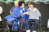 木村咲哉（右）にマイクを向ける廣瀬智紀（左）。