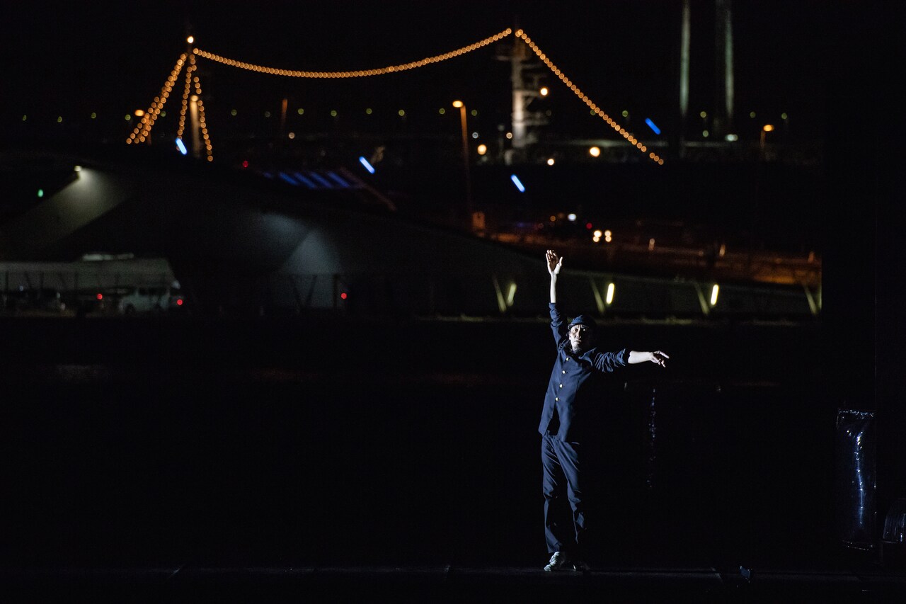 横浜港前にコンドルズが過去作品の名場面を展開「Fly Me to the Moon」