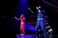 左から井澤勇貴演じるおそ松（F6）、和田雅成演じるカラ松（F6）。