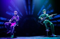 左から安里勇哉演じる一松（F6）、小野健斗演じるチョロ松（F6）。