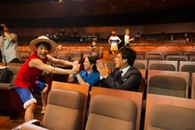 左から客席通路に登場した松浦司演じるルフィ、平祐奈、山里亮太。