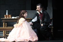 「シラノ・ド・ベルジュラック」より、左から黒木瞳演じるロクサーヌ、吉田鋼太郎演じるシラノ。（写真提供：東宝演劇部）