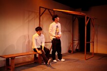 ロロが高校生に捧げる新シリーズ いつだって可笑しいほど誰もが誰か愛し愛されて第三高等学校 vol.3「すれちがう、渡り廊下の距離って」より。左から大石将弘演じる楽、篠崎大悟演じる太郎。（撮影：三上ナツコ）