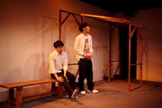 ロロが高校生に捧げる新シリーズ いつだって可笑しいほど誰もが誰か愛し愛されて第三高等学校 vol.3「すれちがう、渡り廊下の距離って」より。左から大石将弘演じる楽、篠崎大悟演じる太郎。(撮影:三上ナツコ)