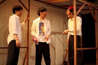 ロロが高校生に捧げる新シリーズ いつだって可笑しいほど誰もが誰か愛し愛されて第三高等学校 vol.3「すれちがう、渡り廊下の距離って」より。左から大石将弘演じる楽、篠崎大悟演じる太郎、大村わたる演じる点滅。（撮影：三上ナツコ）