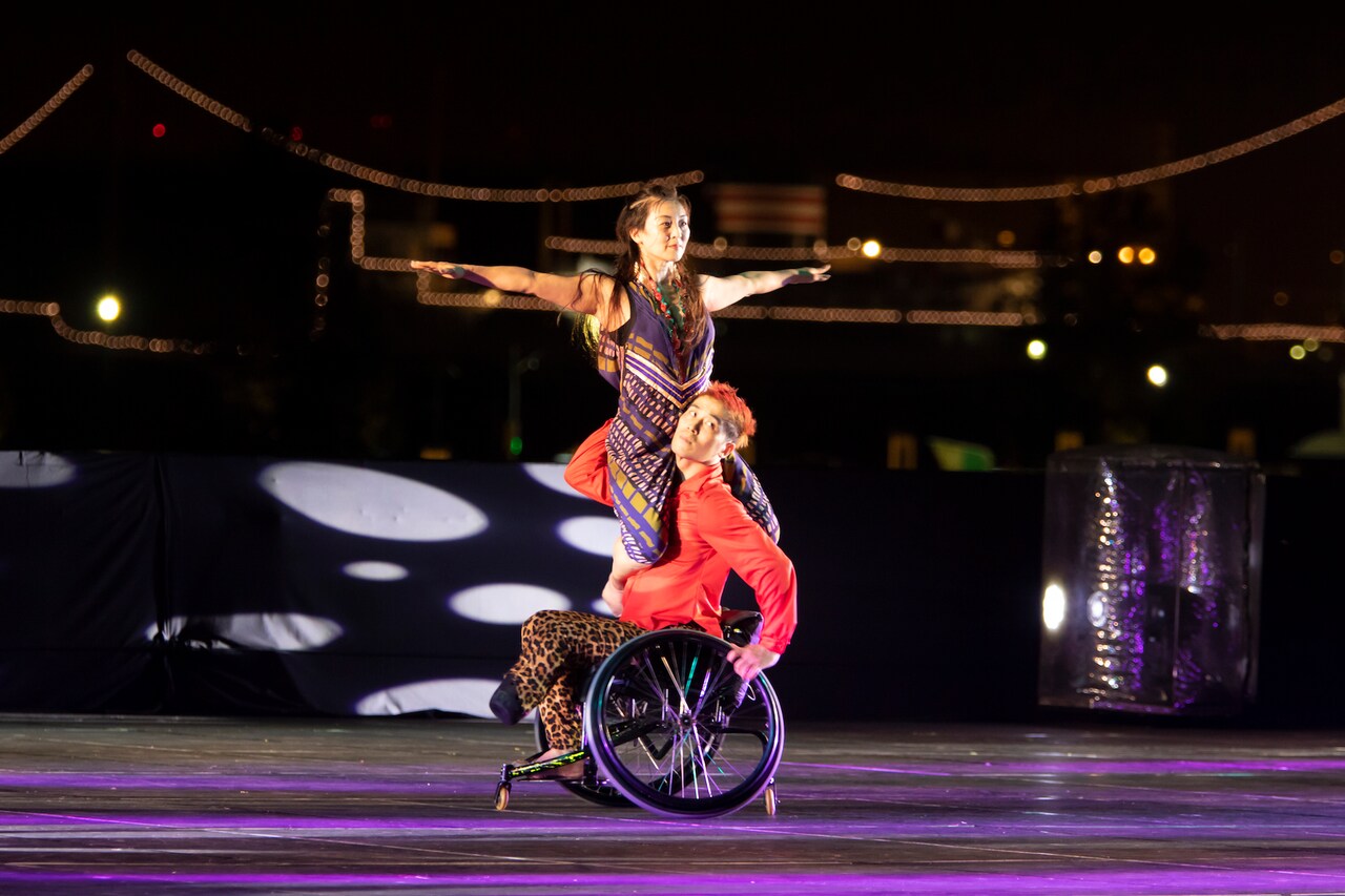 野外ステージで過去の振付作品がズラリ「近藤良平・ヨコハマ・ガラ」