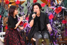 大原櫻子（左）に甘える尾上松也（右）。