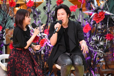 大原櫻子（左）に甘える尾上松也（右）。