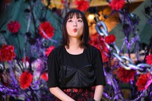 観客から賛同を得られず、変顔をする大原櫻子。