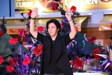 観客の歓声に応える尾上松也。