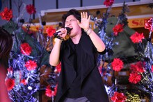 熱唱する尾上松也。