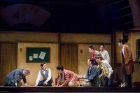 舞台「宝塚BOYS」team SKYゲネプロより。（撮影：桜井隆幸）