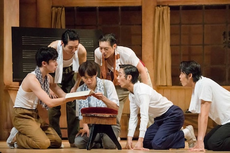 舞台「宝塚BOYS」team SKYゲネプロより。(撮影:桜井隆幸)