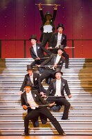 舞台「宝塚BOYS」team SKYゲネプロより。（撮影：桜井隆幸）