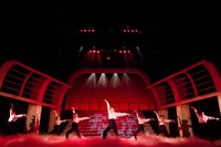 舞台「宝塚BOYS」team SKYゲネプロより。（撮影：桜井隆幸）