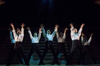 舞台「宝塚BOYS」team SKYゲネプロより。（撮影：桜井隆幸）