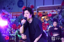 熱唱する尾上松也。