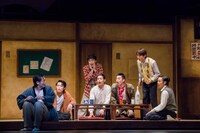 舞台「宝塚BOYS」team SKYゲネプロより。（撮影：桜井隆幸）