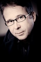 指揮のベルトラン・ド・ビリー。