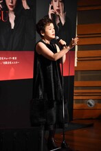 歌声を披露する大竹しのぶ。