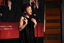 歌声を披露する大竹しのぶ。